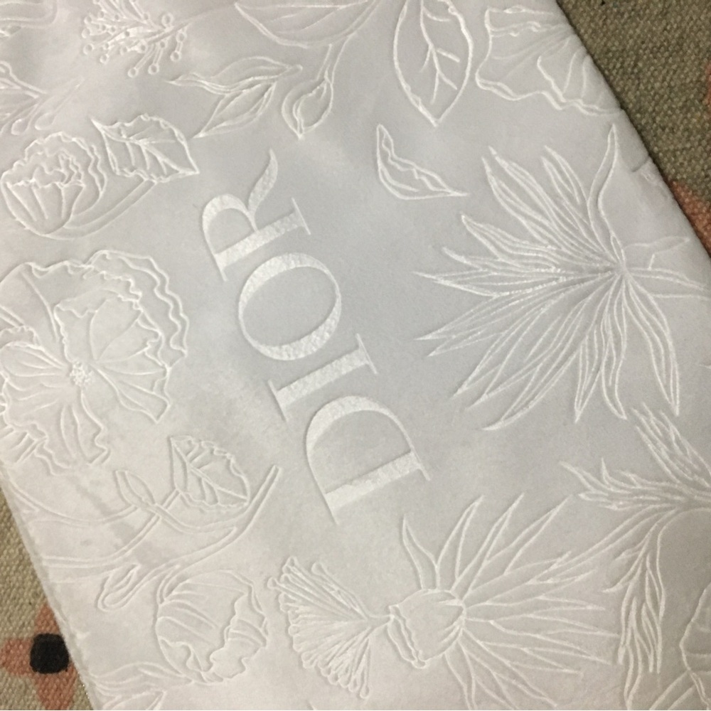 Dior zipper pouch soft material floral pattern embedded int material - Picture 9 of 10